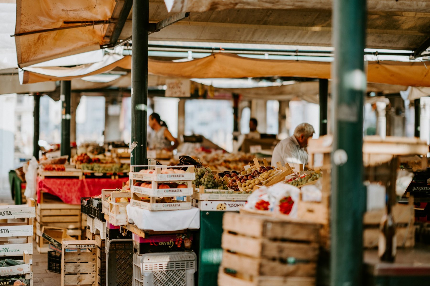 Banchi di frutta e verdura a un mercato all'aperto