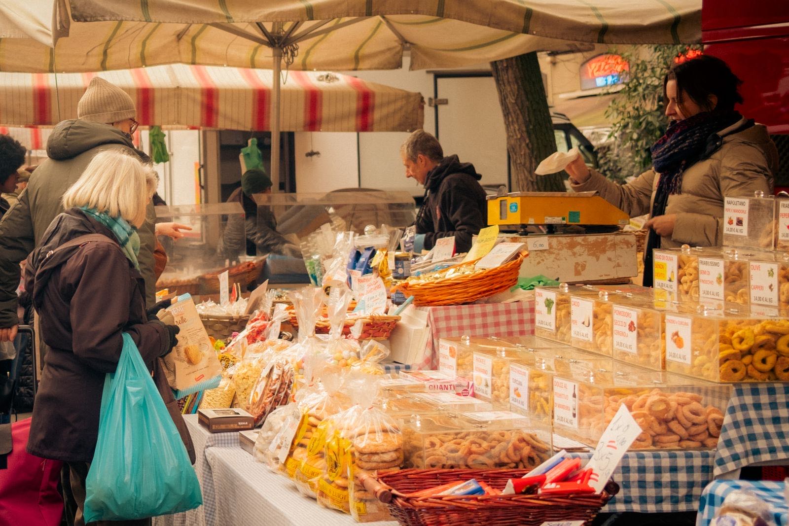 Un mercato rionale di Milano