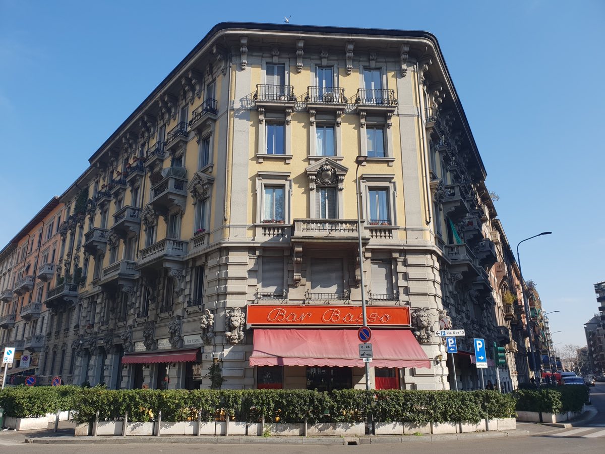 L'ingresso del Bar Basso in via Plinio a Milano